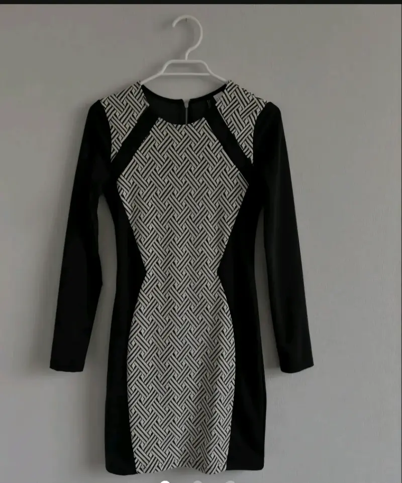 Vestido negro con estampado geométrico