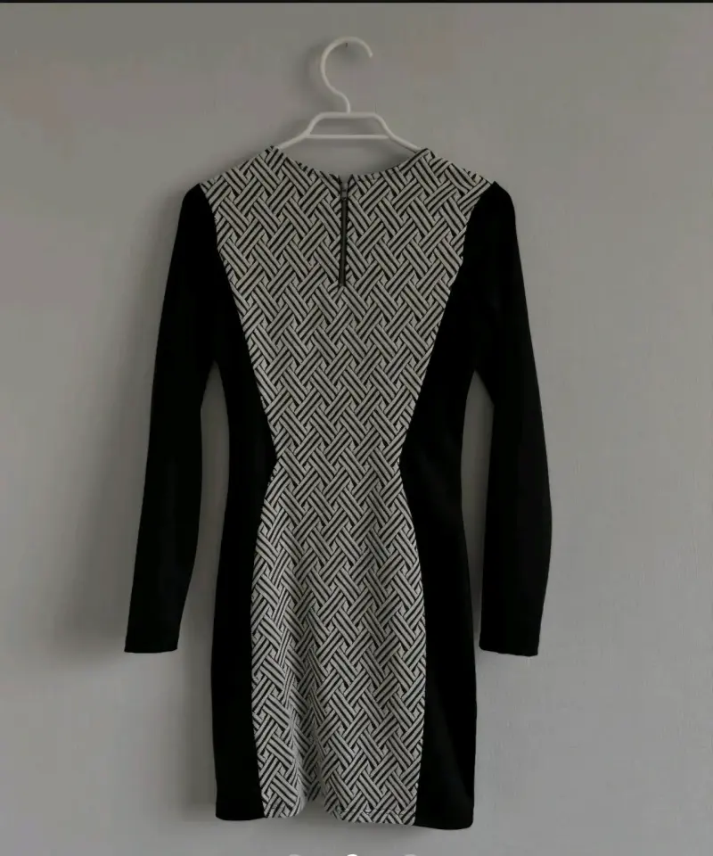 Vestido negro con estampado geométrico - 2