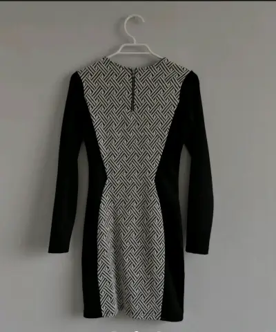 Vestido negro con estampado geométrico - miniatura 2