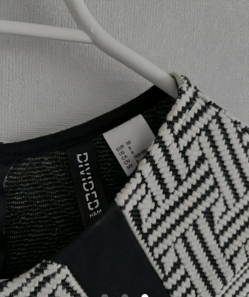 Vestido negro con estampado geométrico - 3