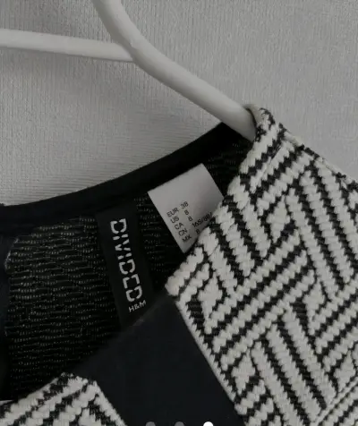 Vestido negro con estampado geométrico - miniatura 3