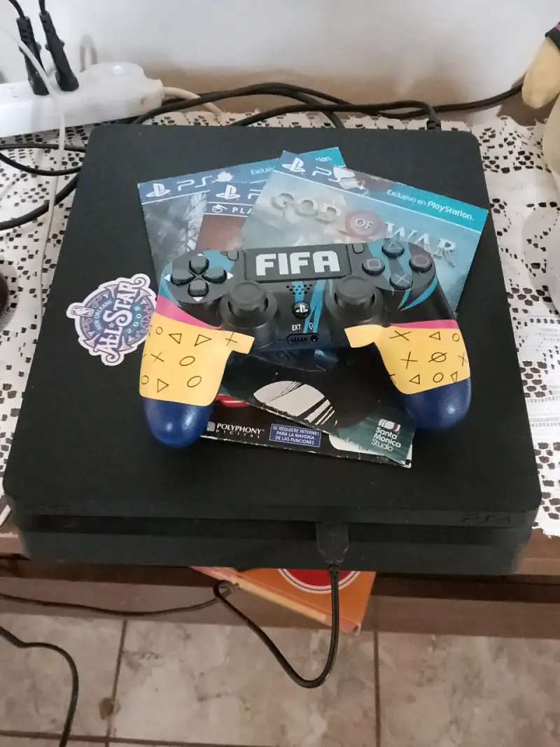 Consola PS4 con mando FIFA