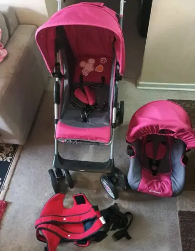 Coche de bebé rosa con accesorios - miniatura 1