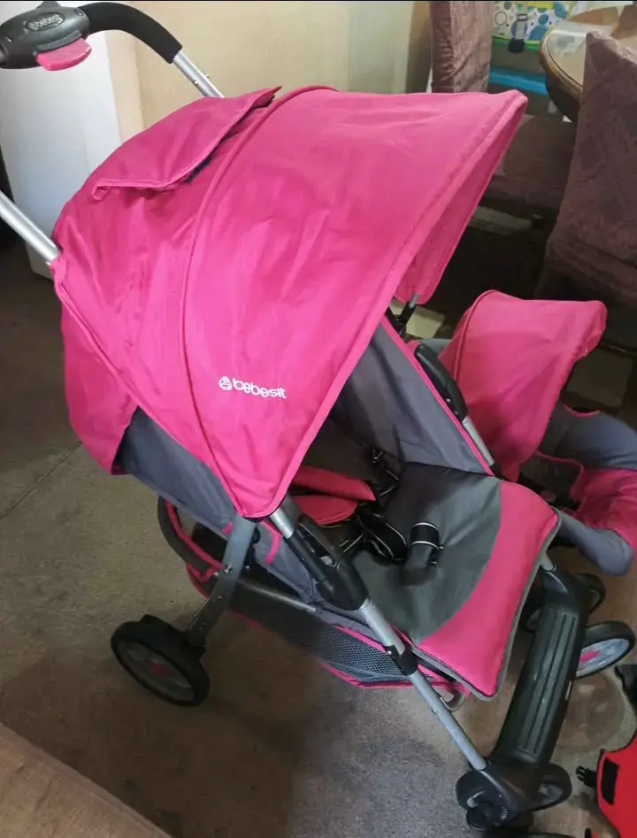 Coche de bebé rosa con accesorios - 2