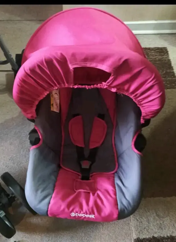 Coche de bebé rosa con accesorios - 3