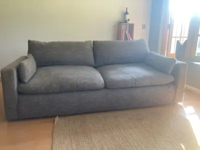Sofá gris moderno - miniatura 2