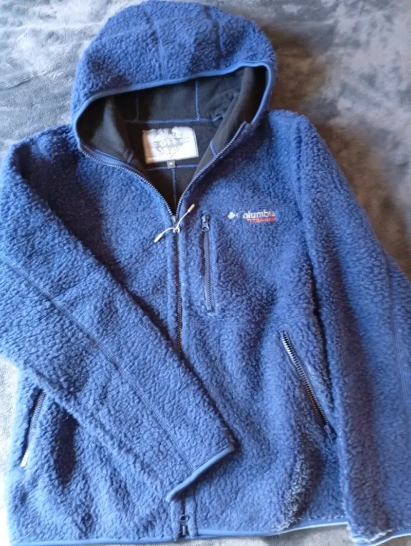 Chaqueta polar azul con capucha