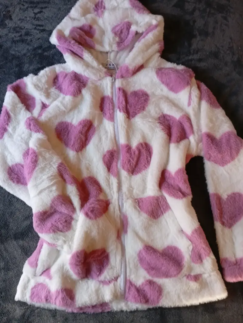 Chaqueta plush con capucha y corazones