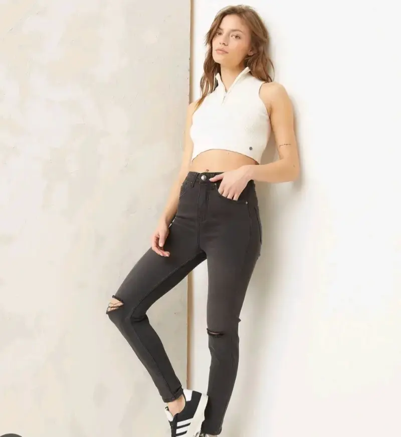 Jeans negros con desgastes