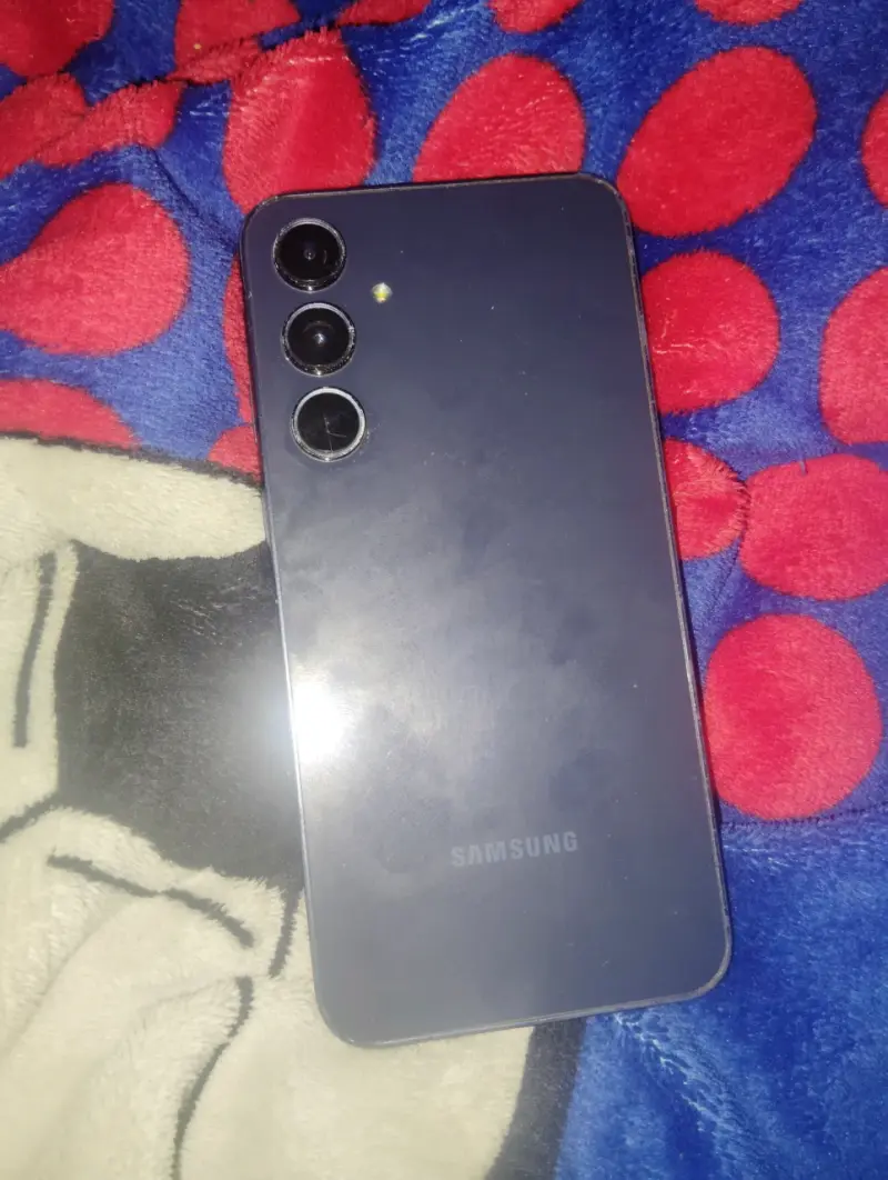 Teléfono Samsung gris oscuro