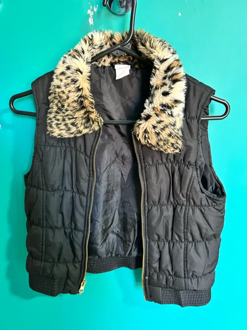 Chaleco acolchado negro con cuello peludo