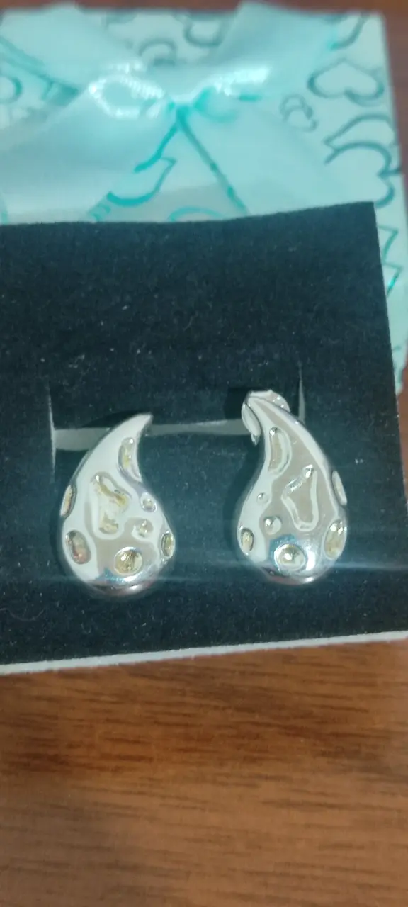 Aros plateados con diseño único