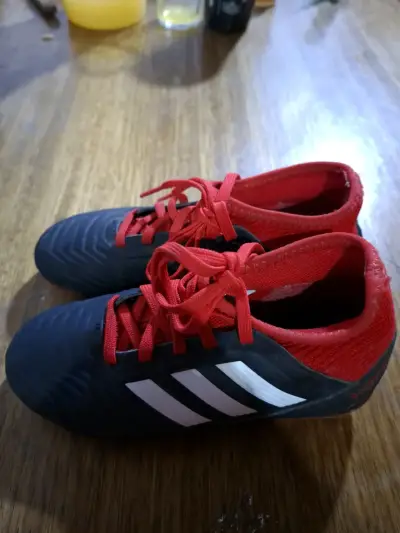 Zapatillas deportivas negras y rojas - miniatura 1