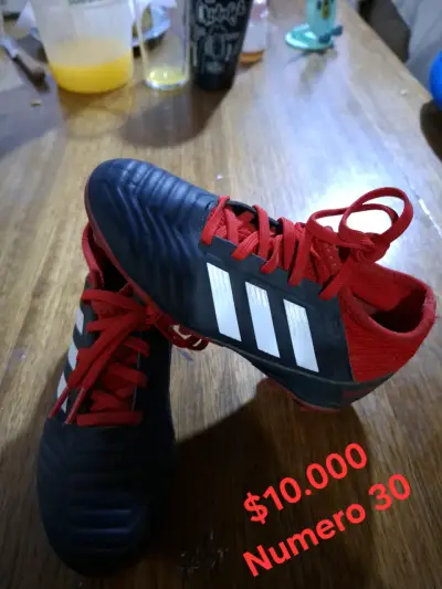 Zapatillas deportivas negras y rojas - miniatura 3