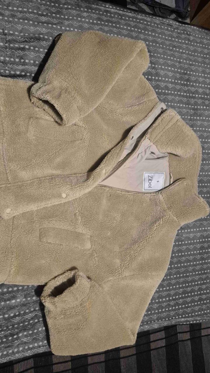 Chaquetas de felpa beige. Corderito y ecocuero
