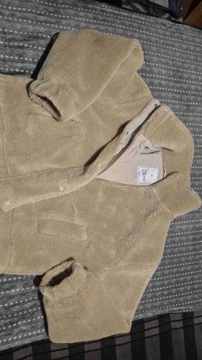 Chaquetas de felpa beige. Corderito y ecocuero - miniatura 1