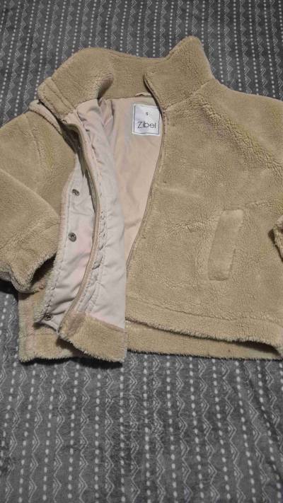 Chaquetas de felpa beige. Corderito y ecocuero - miniatura 2