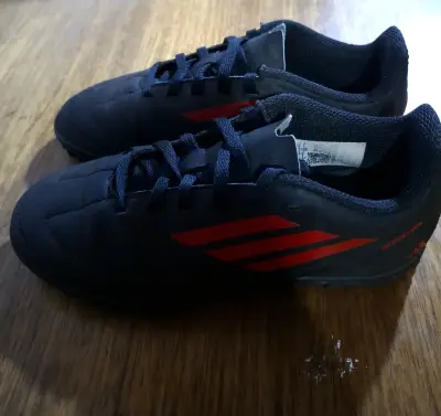 Zapatillas deportivas negras y rojas - miniatura 1