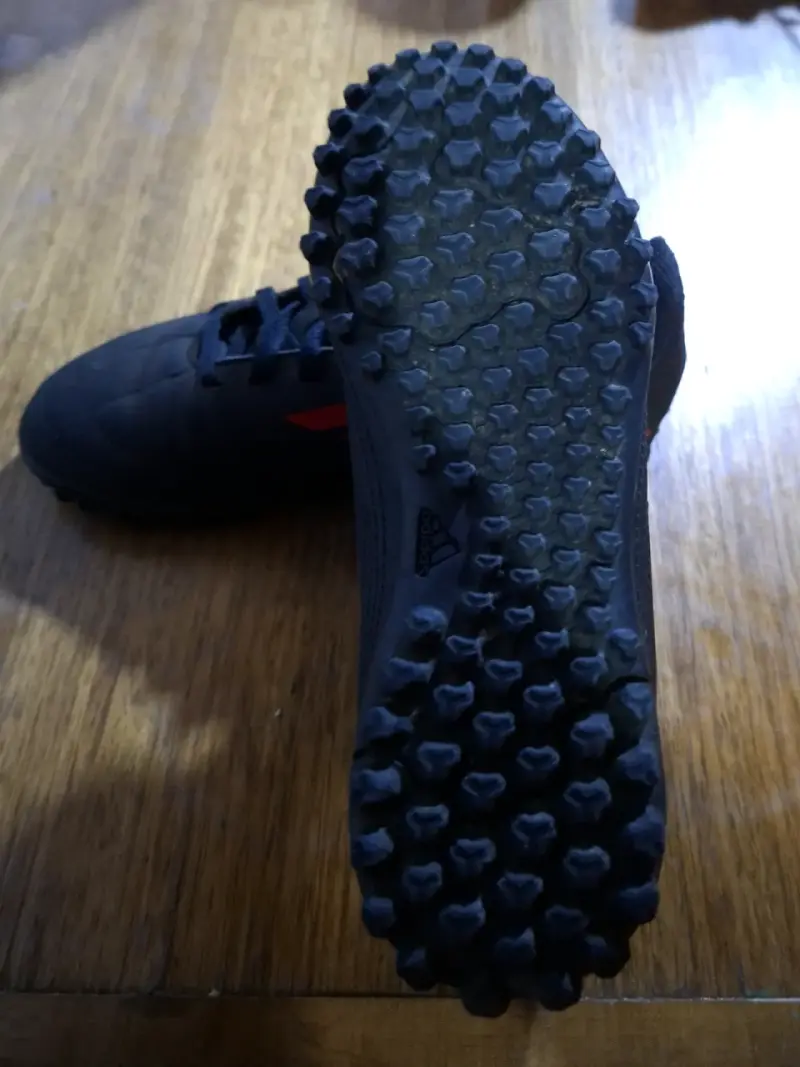 Zapatillas deportivas negras y rojas - 2