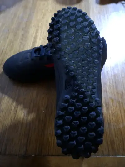 Zapatillas deportivas negras y rojas - miniatura 2