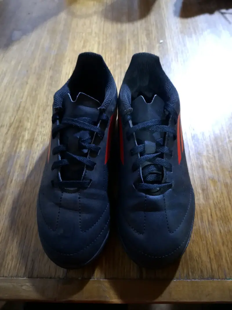 Zapatillas deportivas negras y rojas - 3