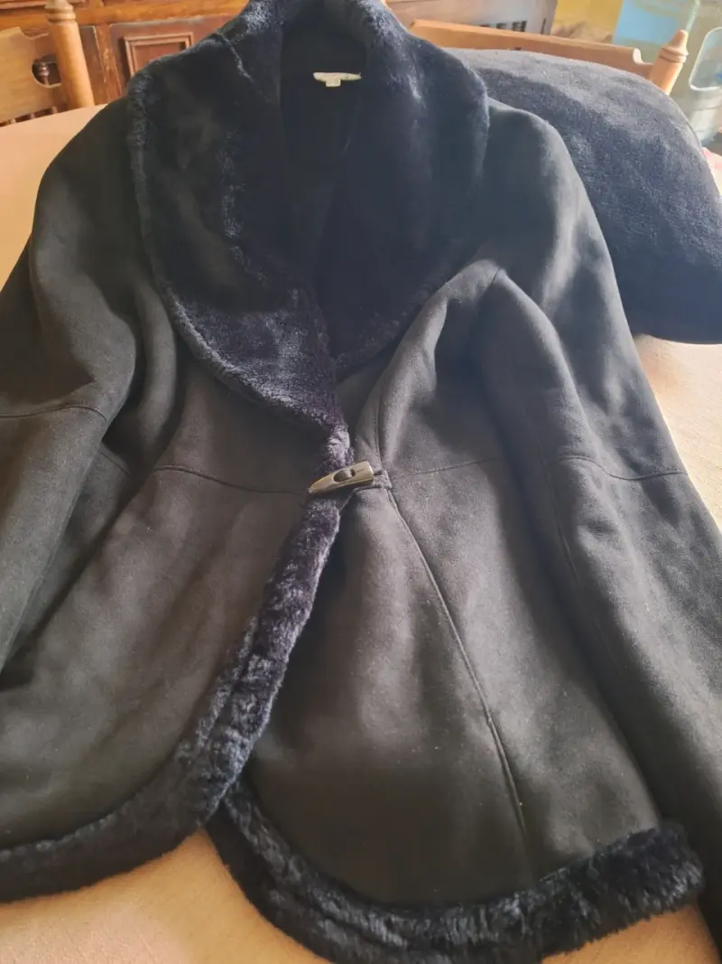 Abrigo negro con interior de felpa