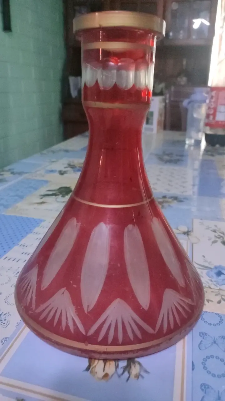 Botella de vidrio decorativa roja