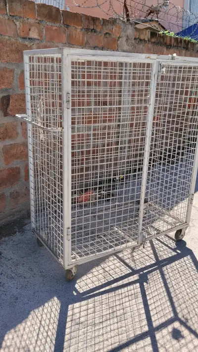 Jaula metálica con ruedas - miniatura 1