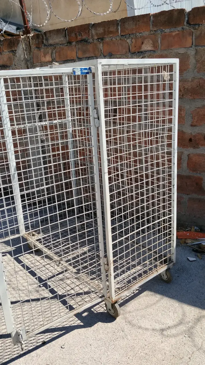 Jaula metálica con ruedas - 2