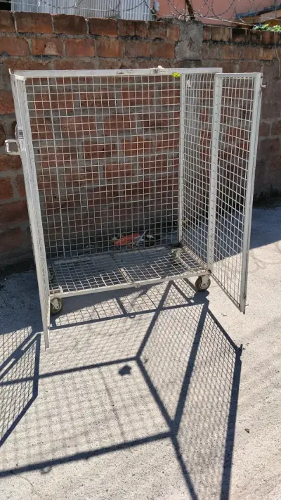 Jaula metálica con ruedas - miniatura 3