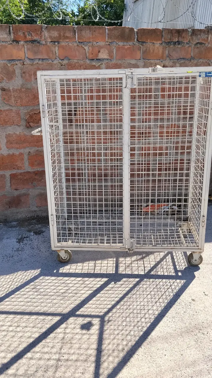 Jaula metálica con ruedas - 5