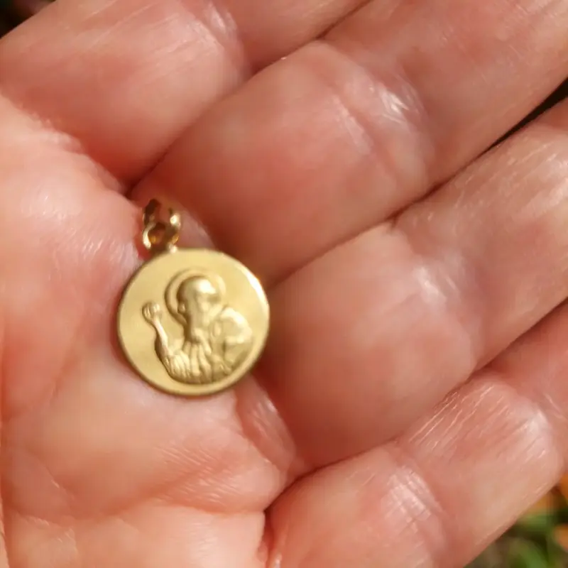 Medalla religiosa dorada