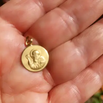 Medalla religiosa dorada - miniatura 1