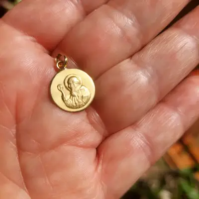 Medalla religiosa dorada - miniatura 2