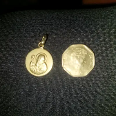Medalla religiosa dorada - miniatura 4