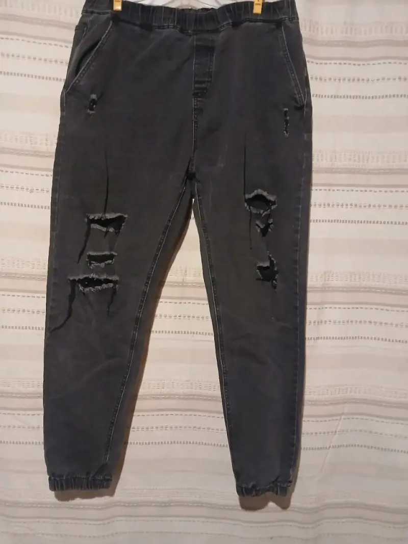 Pantalones negros rasgados