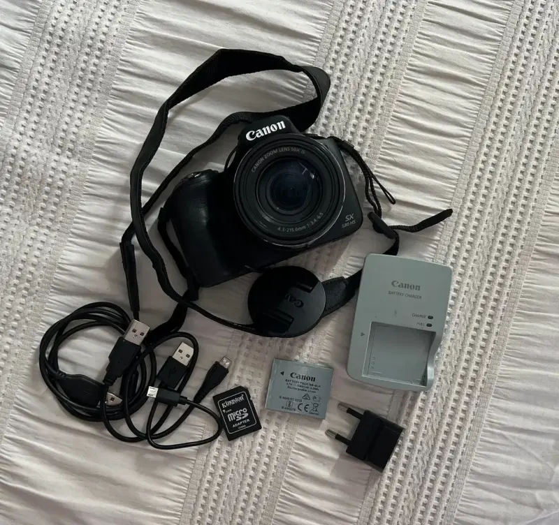 Cámara Canon SX530 HS con accesorios