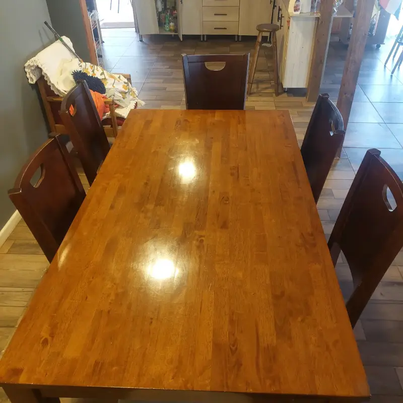 Mesa de comedor con sillas