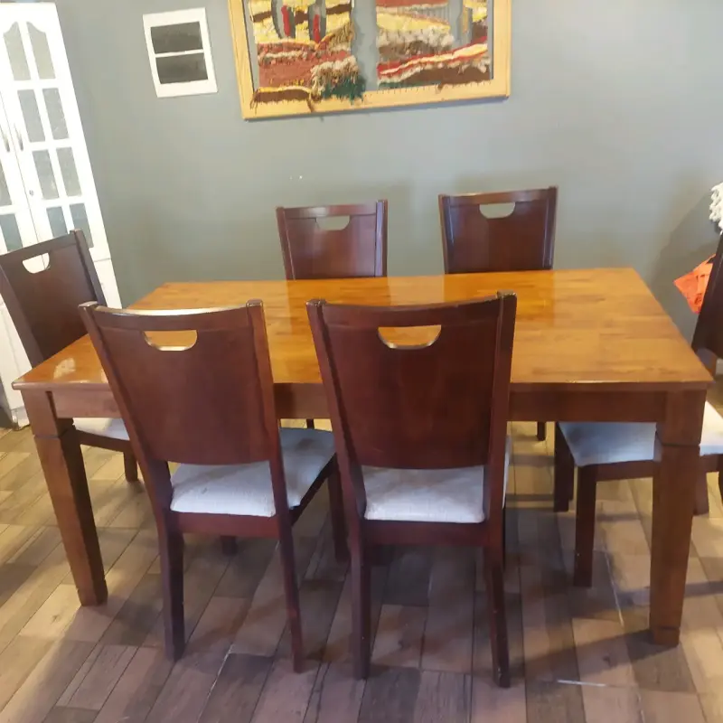 Mesa de comedor con sillas - 2