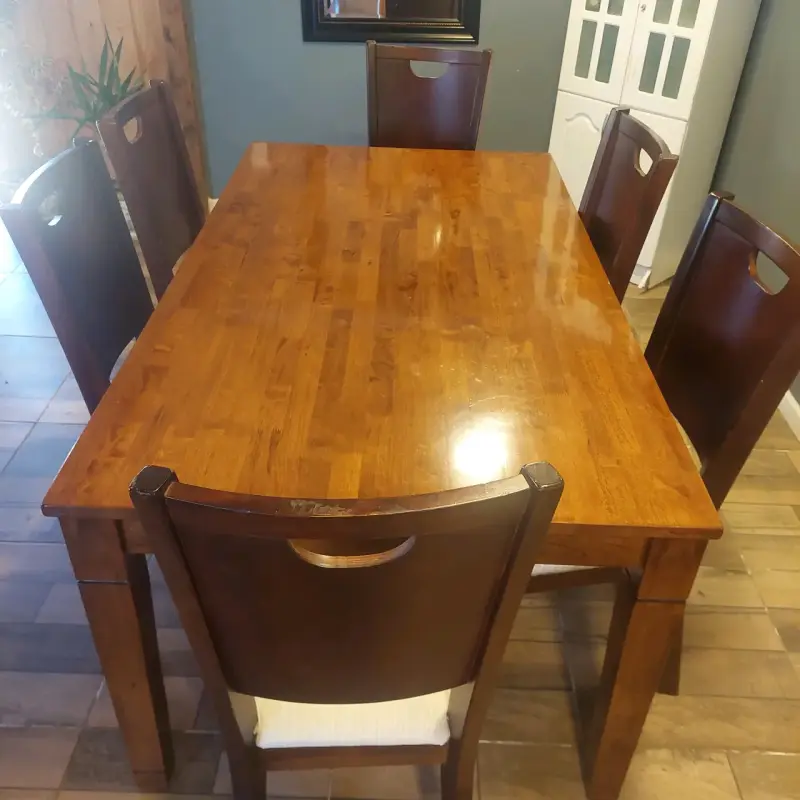 Mesa de comedor con sillas - 3