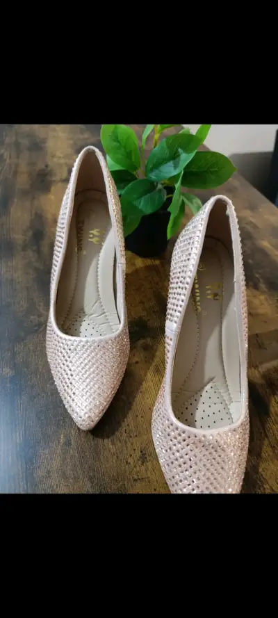Tacones dorados brillantes - miniatura 1