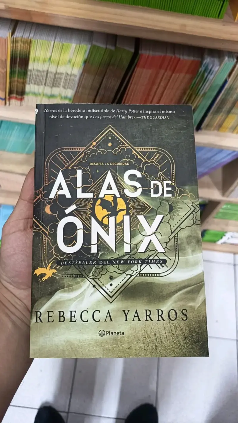 Libro 'Alas de Ónix' de Rebecca Yarros