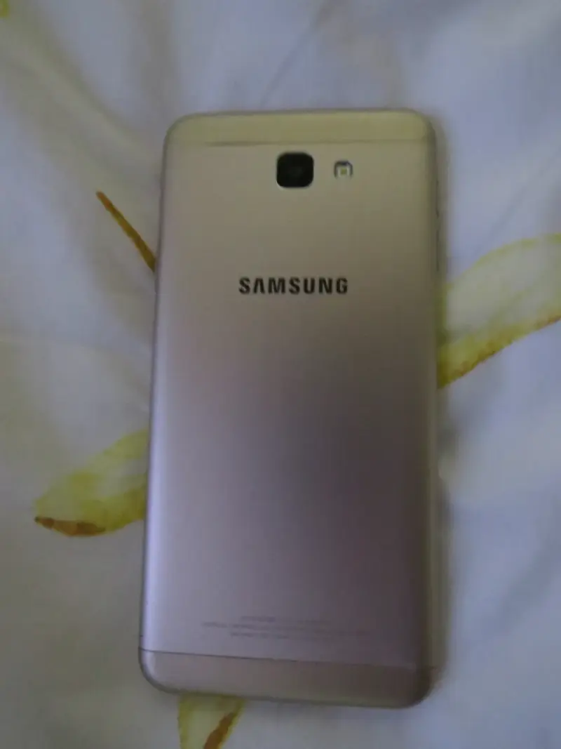 Samsung G570M plateado usado - 6