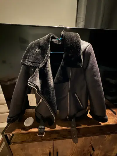 Chaqueta negra con forro de piel - miniatura 1