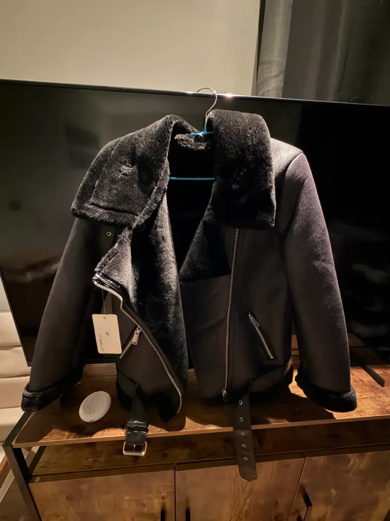 Chaqueta negra con forro de piel - 2