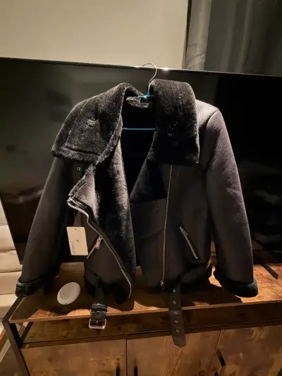 Chaqueta negra con forro de piel - miniatura 2
