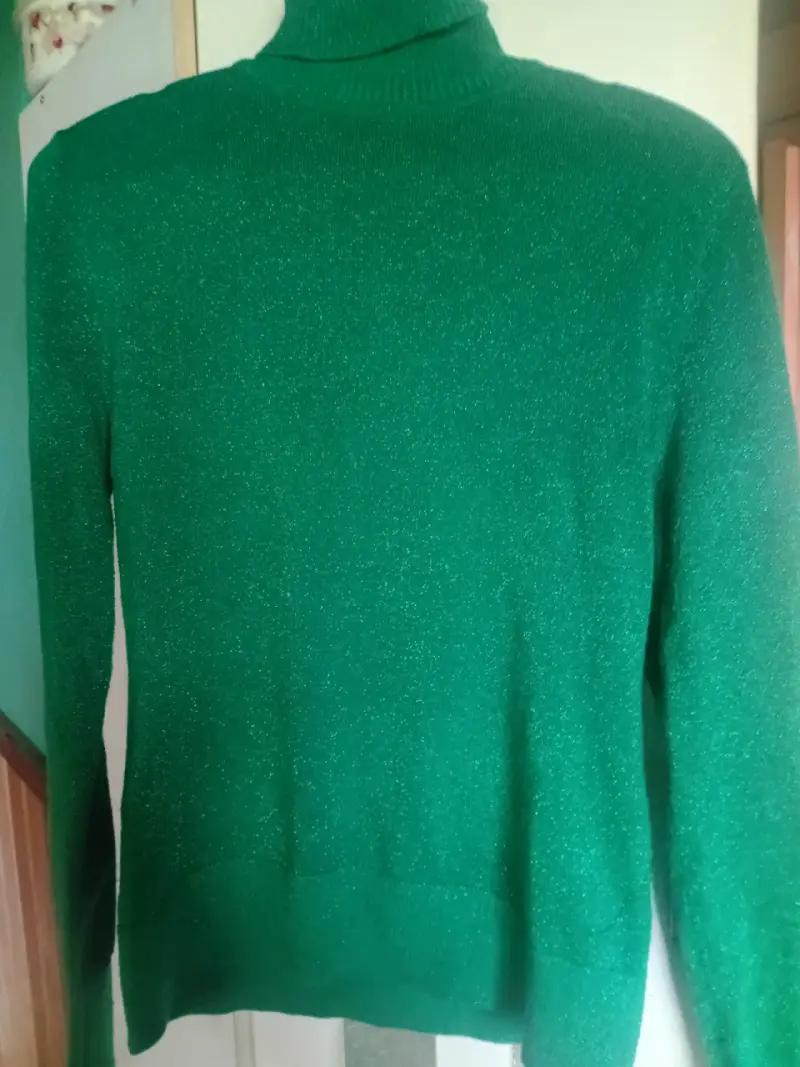 Suéter verde de cuello alto