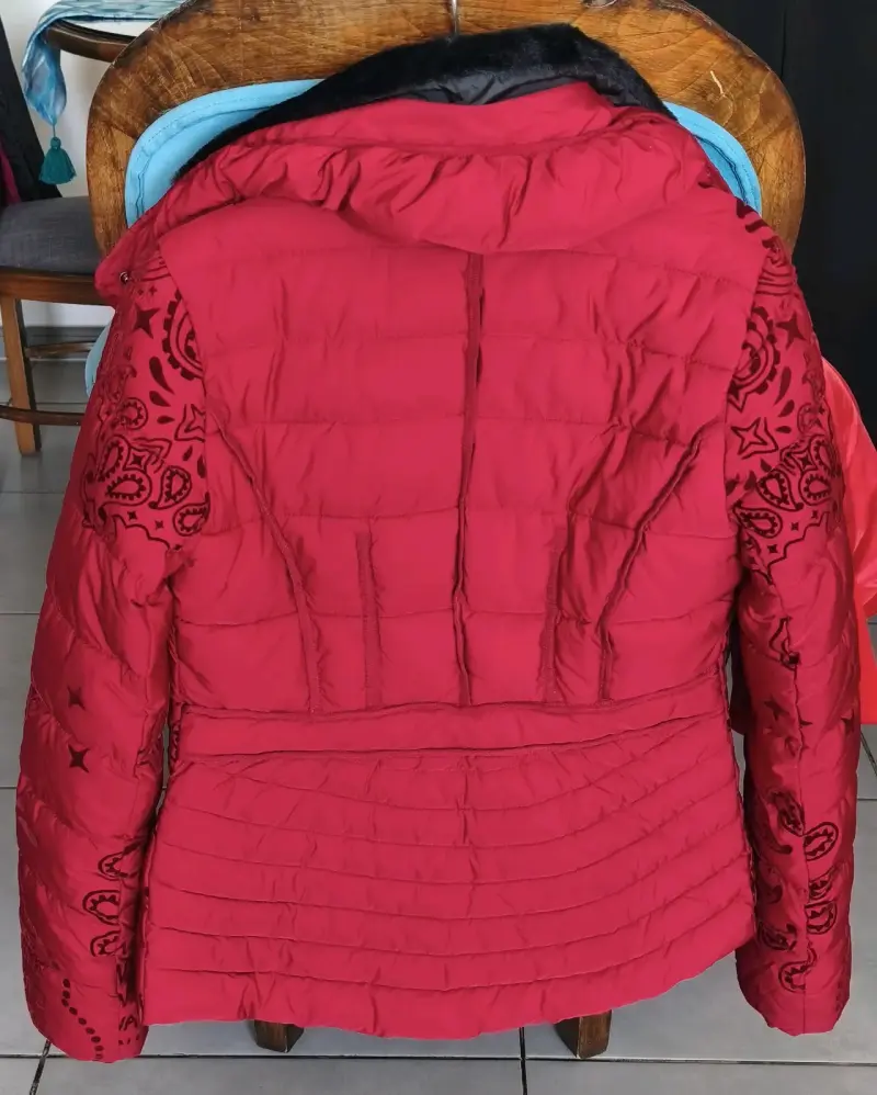 Chaqueta roja con capucha Desigual