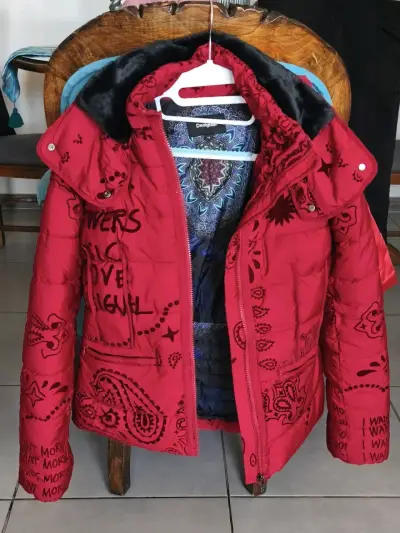 Chaqueta roja con capucha Desigual - miniatura 2