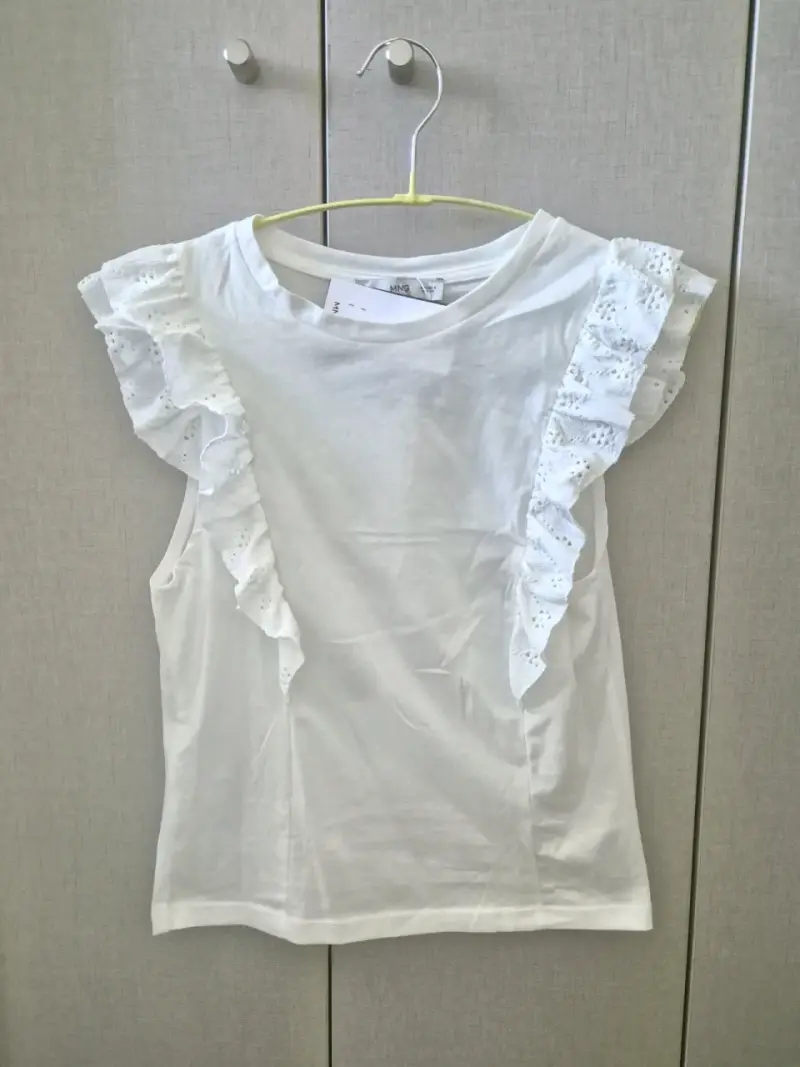 NUEVA, Polera blanca con volantes MNG - 1